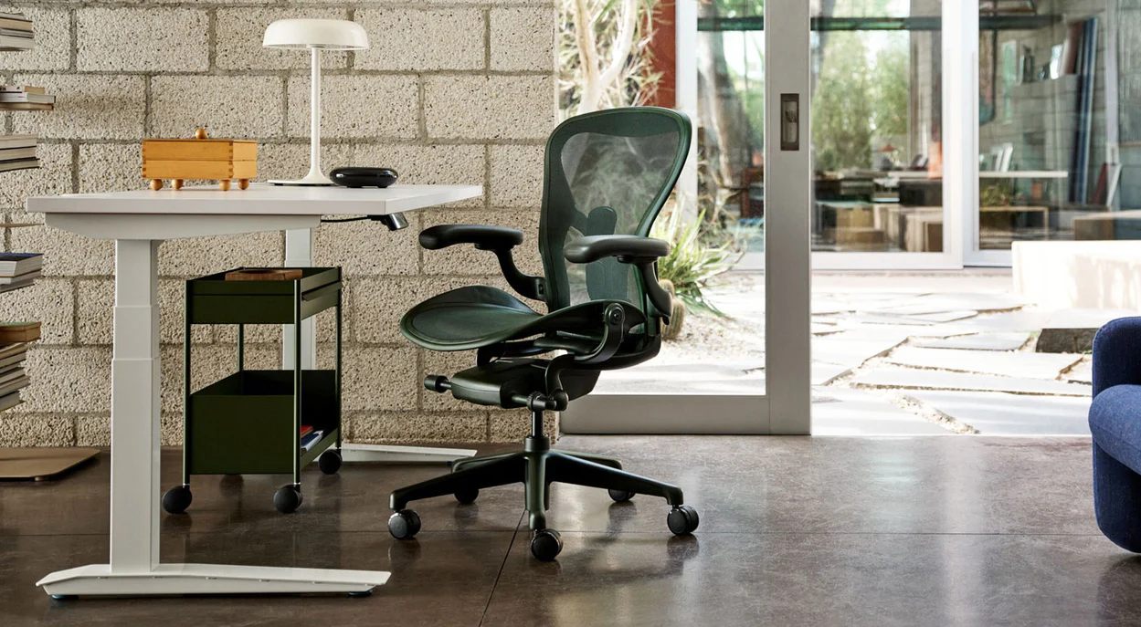 Herman Miller Aeron Remastered i en modern kontorsmiljö