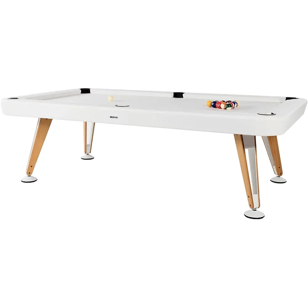 Vitt utomhus biljardbord med kulor uppställda redo för spel