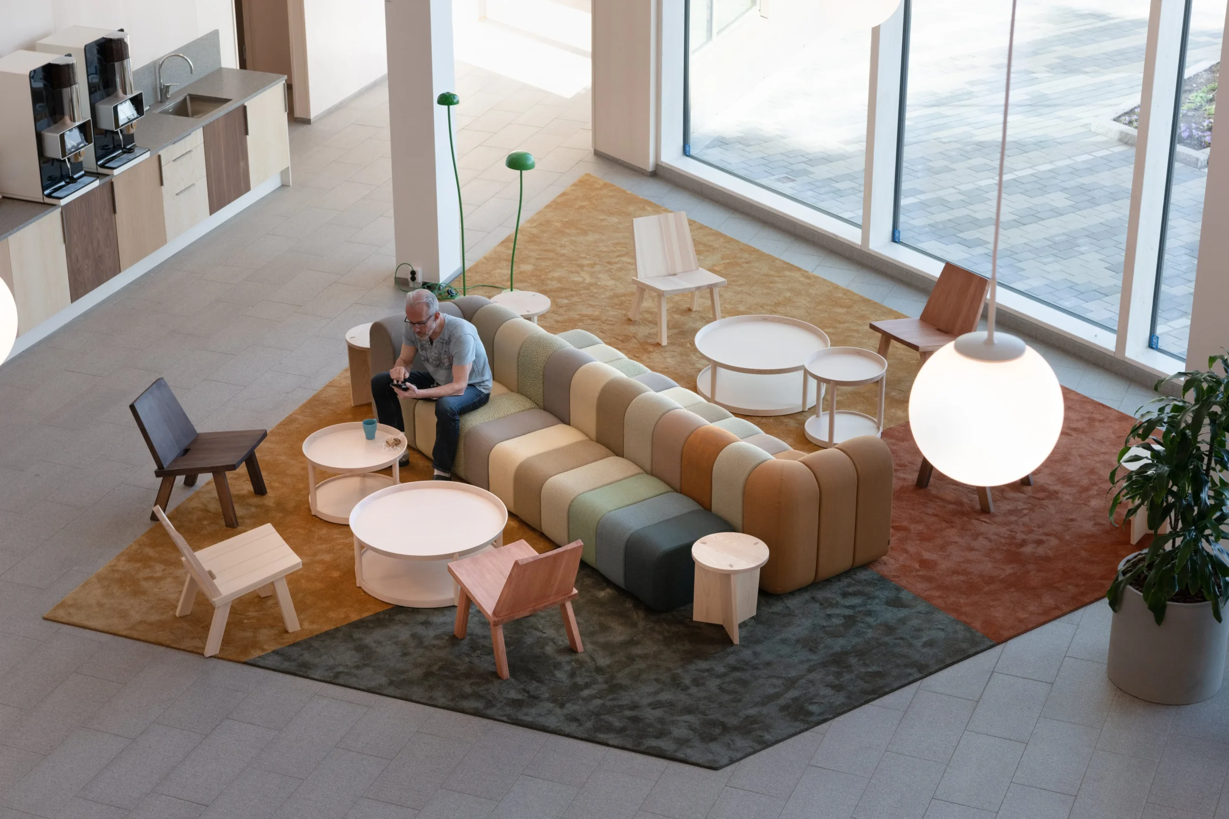 Välkomnande kontor med varm belysning, trädetaljer och genomtänkt inredning