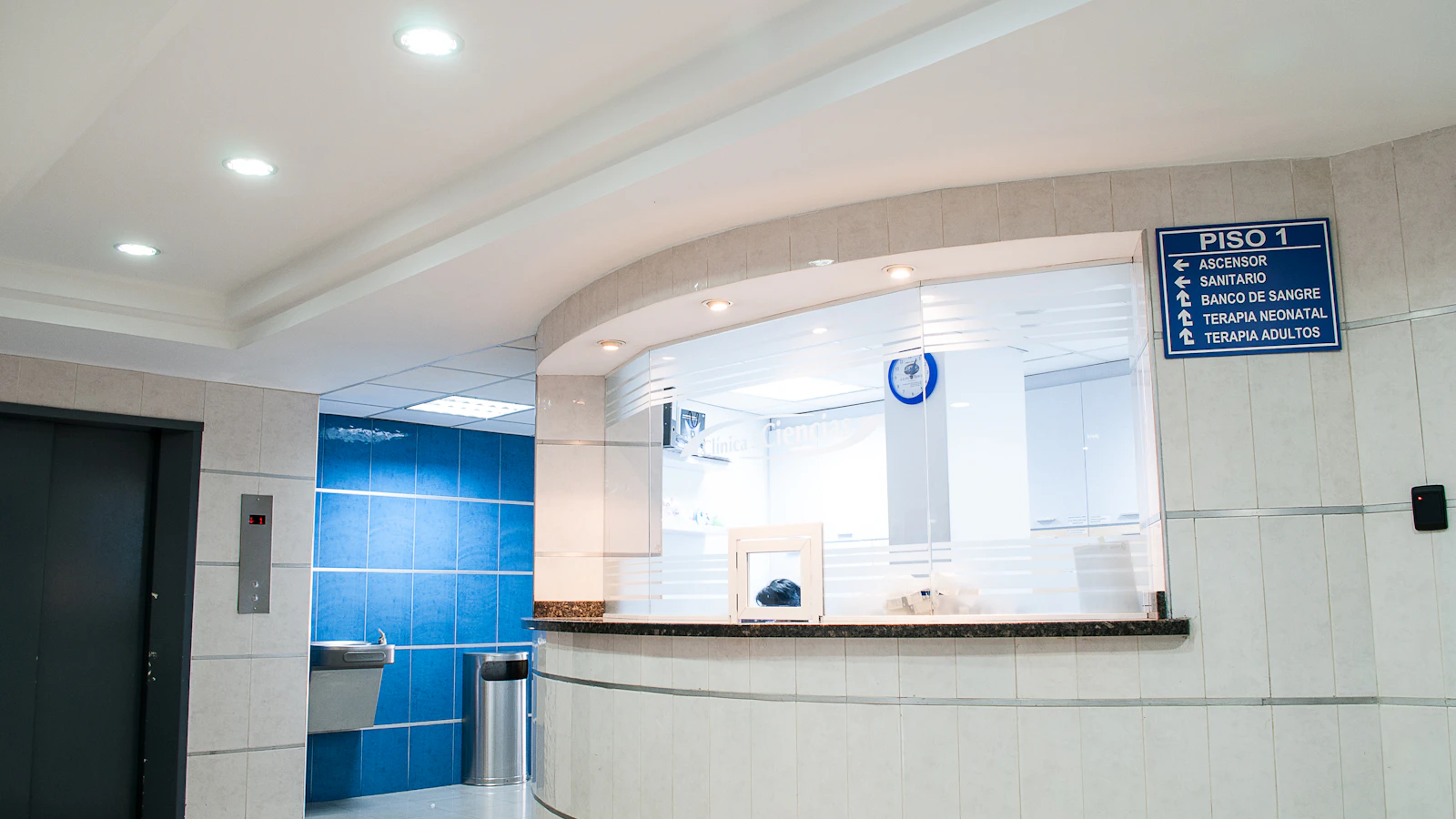 Modern reception och klinikmiljö där höj- och sänkbara arbetsbord kan skapa flexibel arbetshöjd